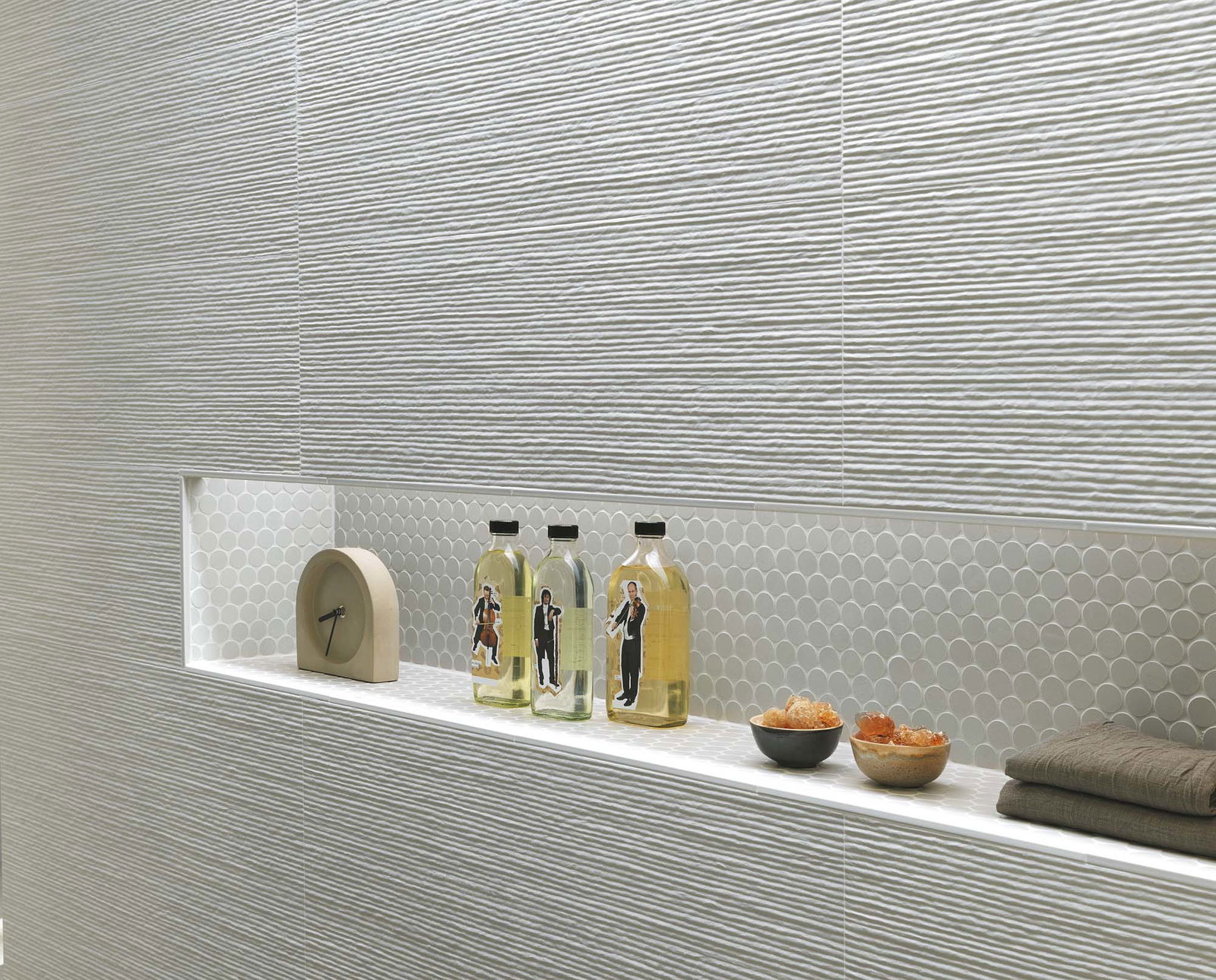 colour line feature tile